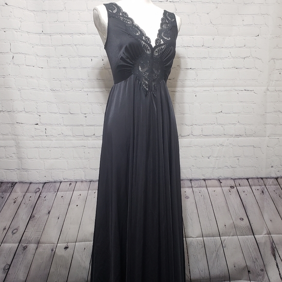 Olga Other - VTG Olga Full Sweep Nightgown Sz L Style 92280